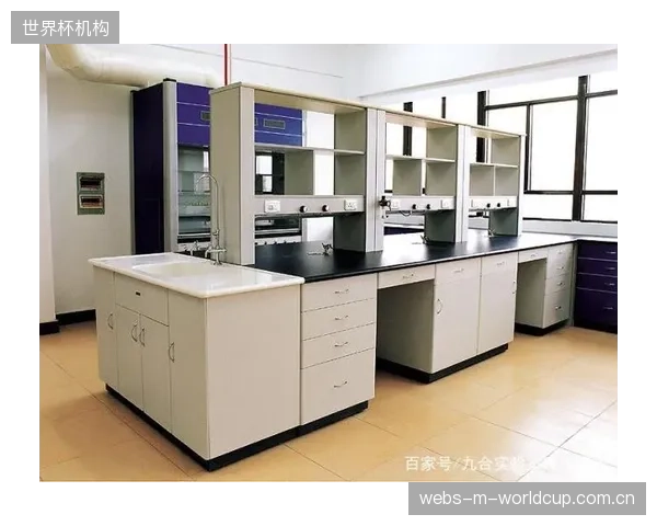 先进的足球俱乐部风控部门现已将装备的实验室标定数据纳入日常管理，通过精确了解护腿板的防护极限来科学地规避高强度对抗训练中的非必要损伤